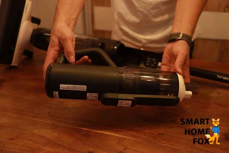 Man sieht, wie der Tineco Floor One S5 Combo zum Handsauger umgebaut wird.